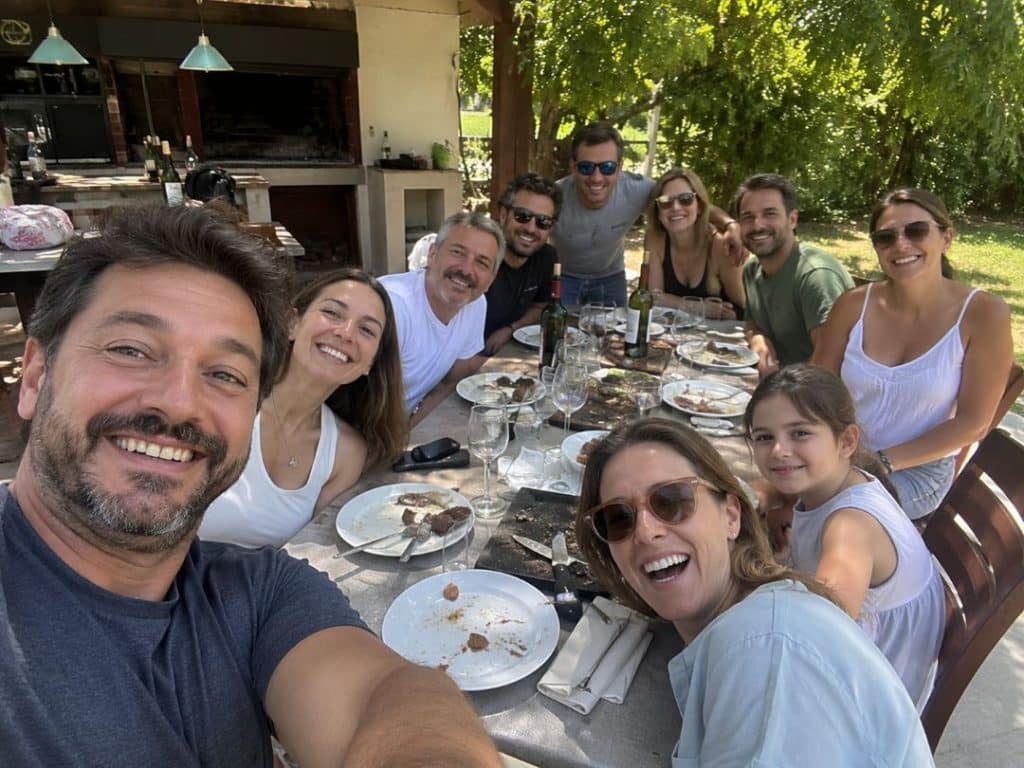 Profesionales y redes sociales, y el individuo y su vida privada.  (Imagen generada por IA)